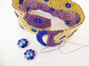 purple-and-gold-peyote-bracelet-top-view_mphix